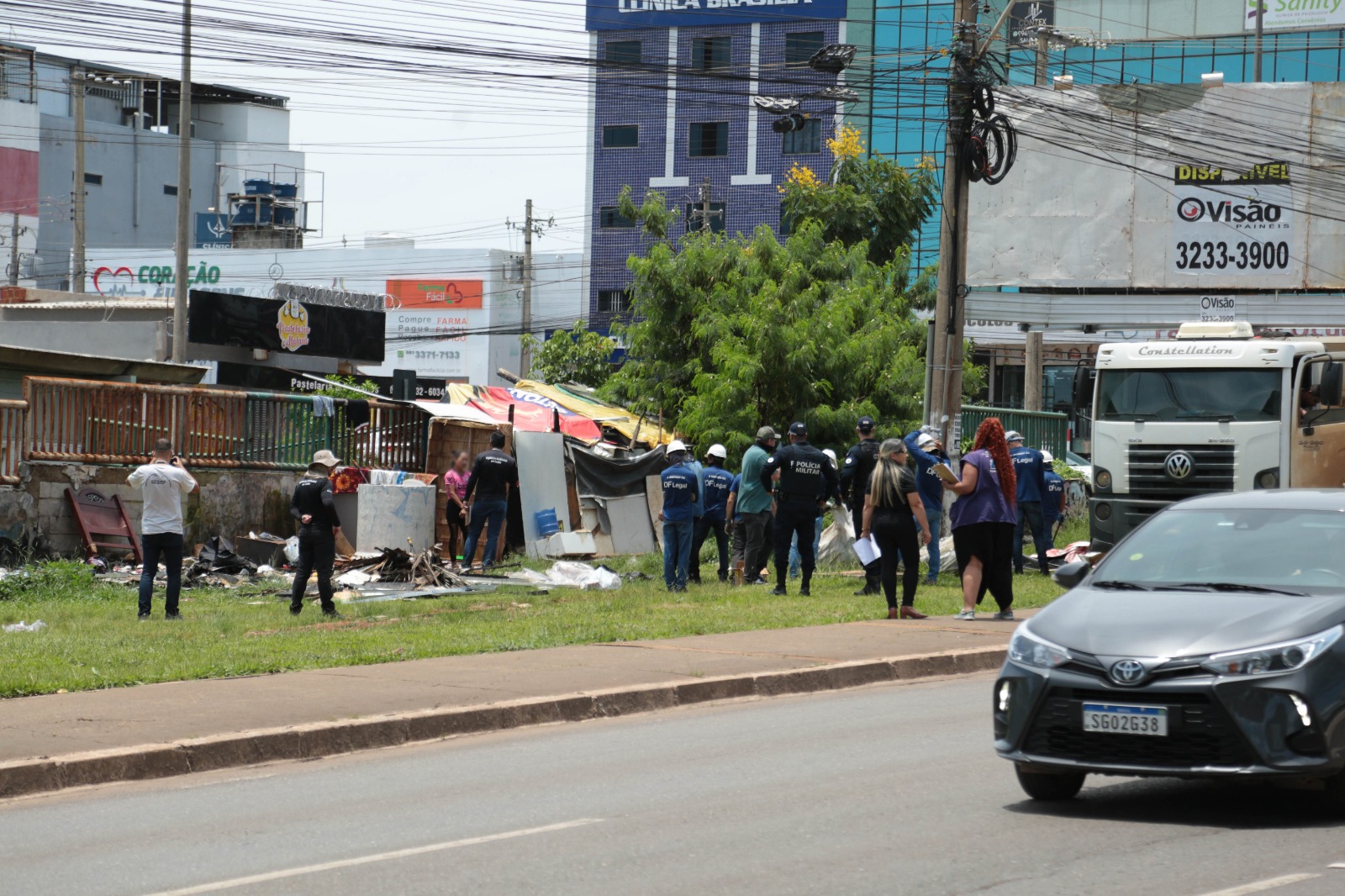 Durante a ação também foram levados entulhos em cinco caminhões | Foto: Agência Brasília