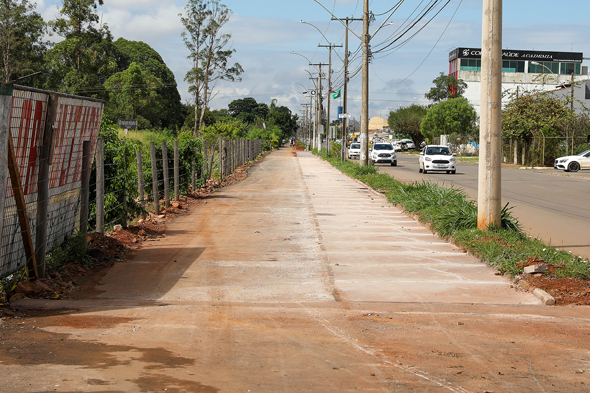 Entre as obras executadas em Taguatinga, estão a instalação de ciclovia e de calçada com aproximadamente 4 quilômetros de extensão, saindo da QNL 2 até o Parque do Cortado, além da conclusão de nova calçada na C12, ao lado da Policlínica | Fotos: Matheus H. Souza/Agência Brasília