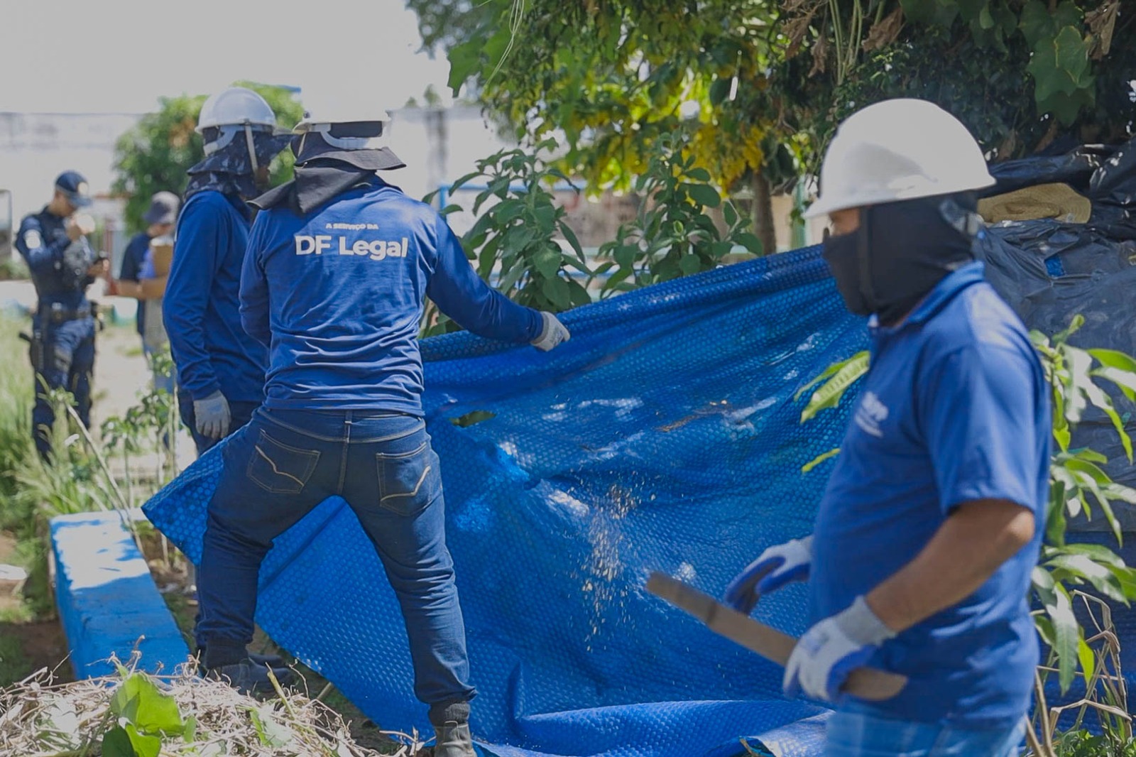 Nesta semana, foram desconstruídas 19 estruturas precárias e utilizados sete caminhões para recolher os materiais inservíveis | Foto: Agência Brasília