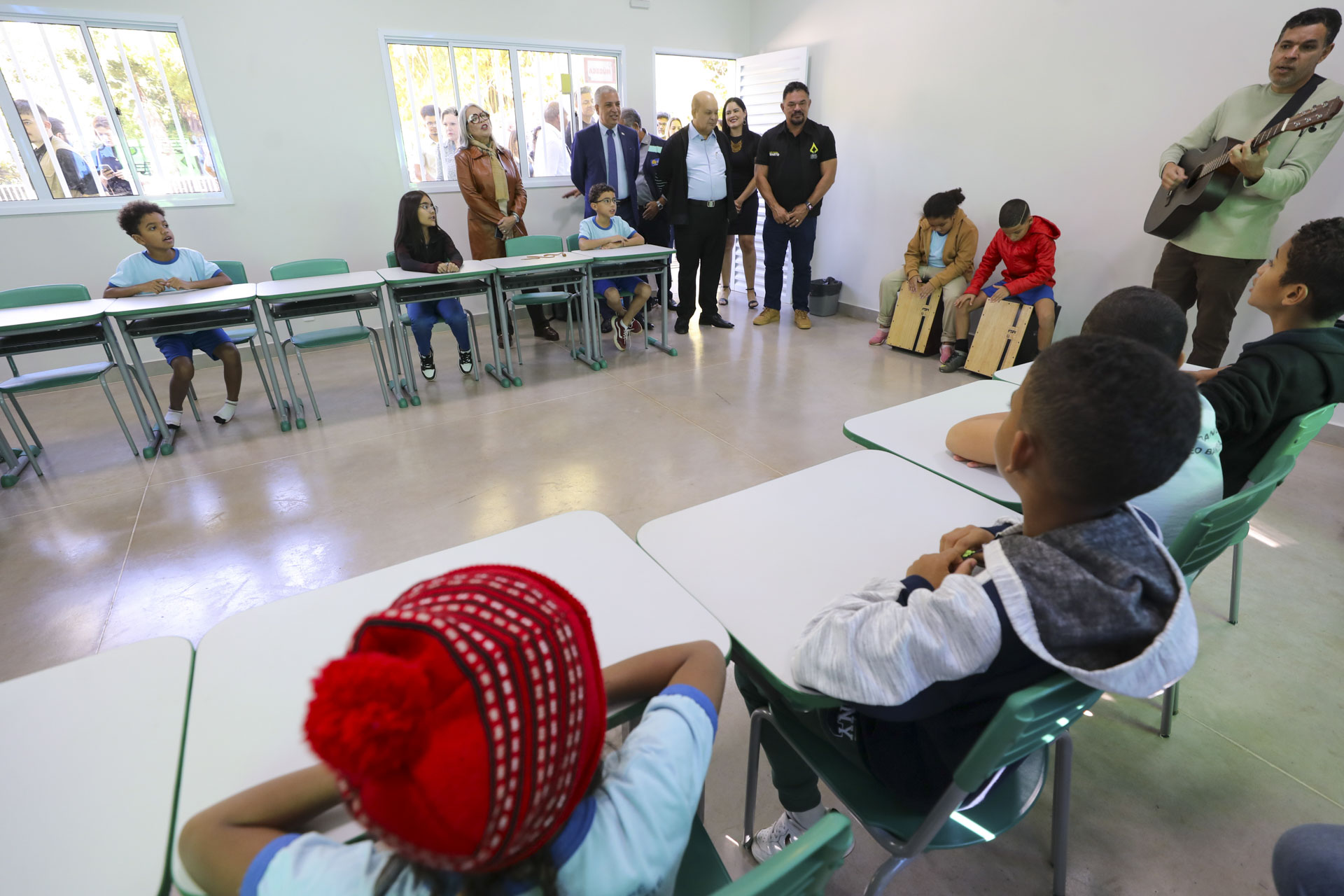"Esses módulos escolares têm sido um grande sucesso de construção porque trazem qualidade, ar-condicionado em todas as salas, um ambiente realmente salutar para que as nossas crianças possam se desenvolver", destacou o governador Ibaneis Rocha | Fotos: Paulo H. Carvalho/Agência Brasília
