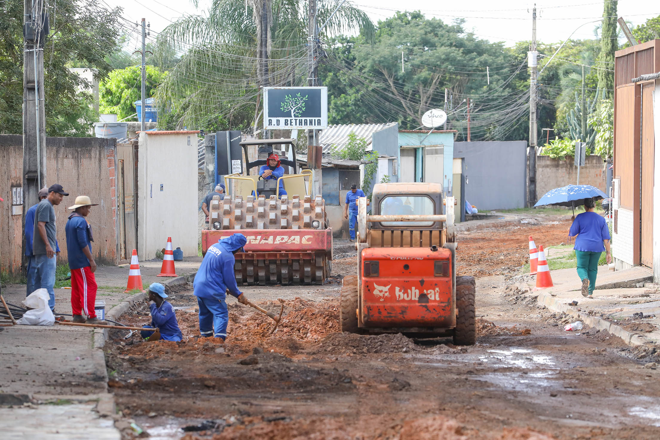 Equipes da Novacap preparam terreno para aplicar a massa asfáltica na Candangolândia | Fotos: Lúcio Bernardo Jr./Agência Brasília
