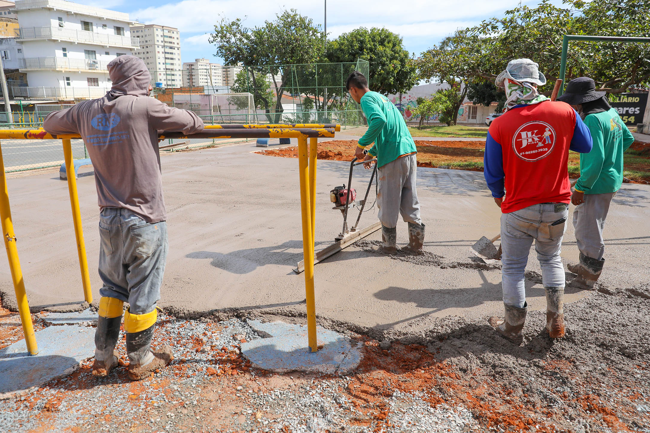 Equipes da Novacap e da Administração Regional de Ceilândia trabalham na construção de 2 mil metros de calçadas na EQNO 11/13 | Fotos: Paulo H. Carvalho/Agência Brasília