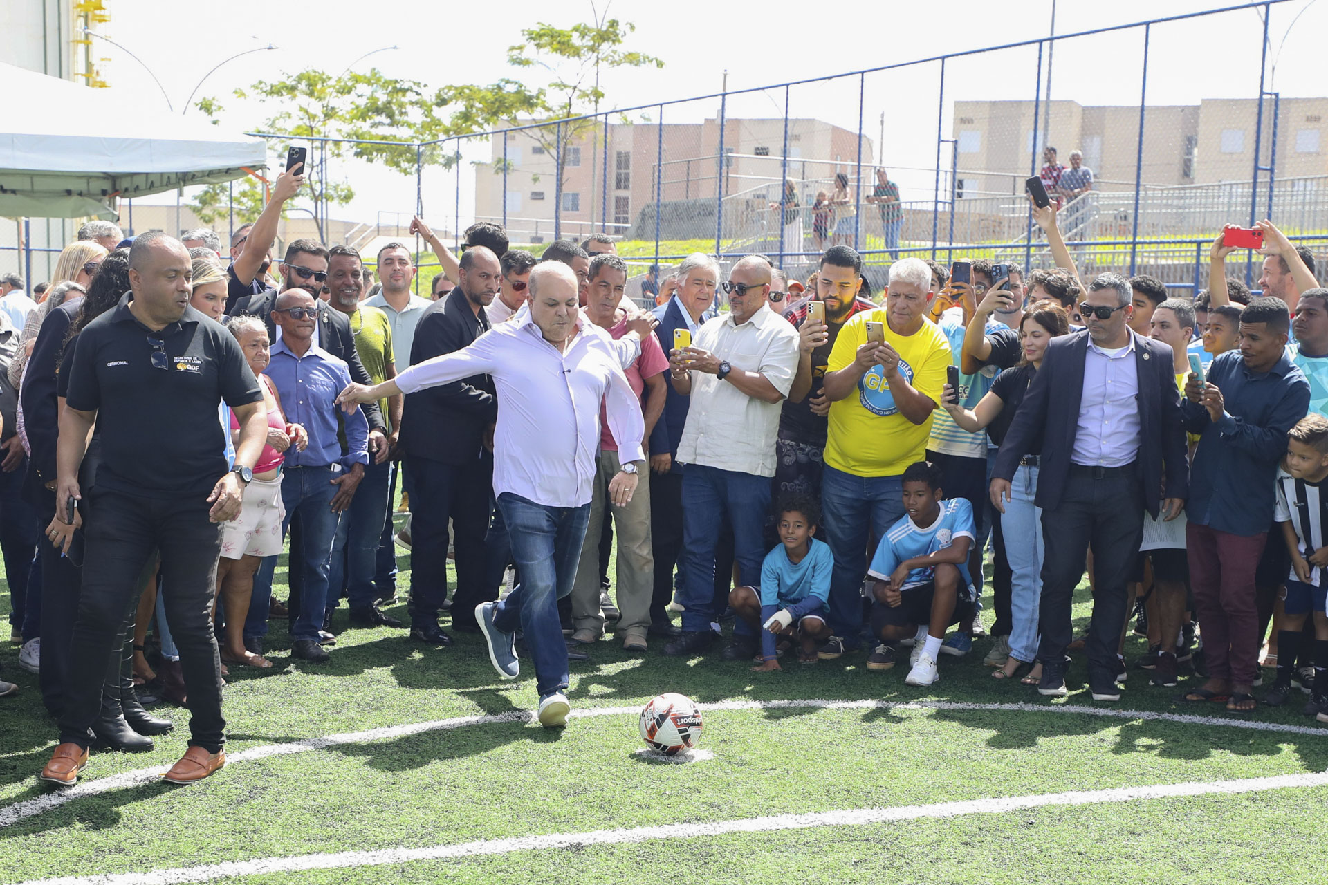 Governador fez questão de dar o pontapé inicial no novo campo | Fotos: Renato Alves/Agência Brasília