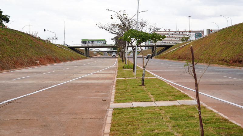 Pavimento foi todo reformado, tendo as placas de concreto substituídas e o rejunte trocado | Foto: André Lima/DER-DF