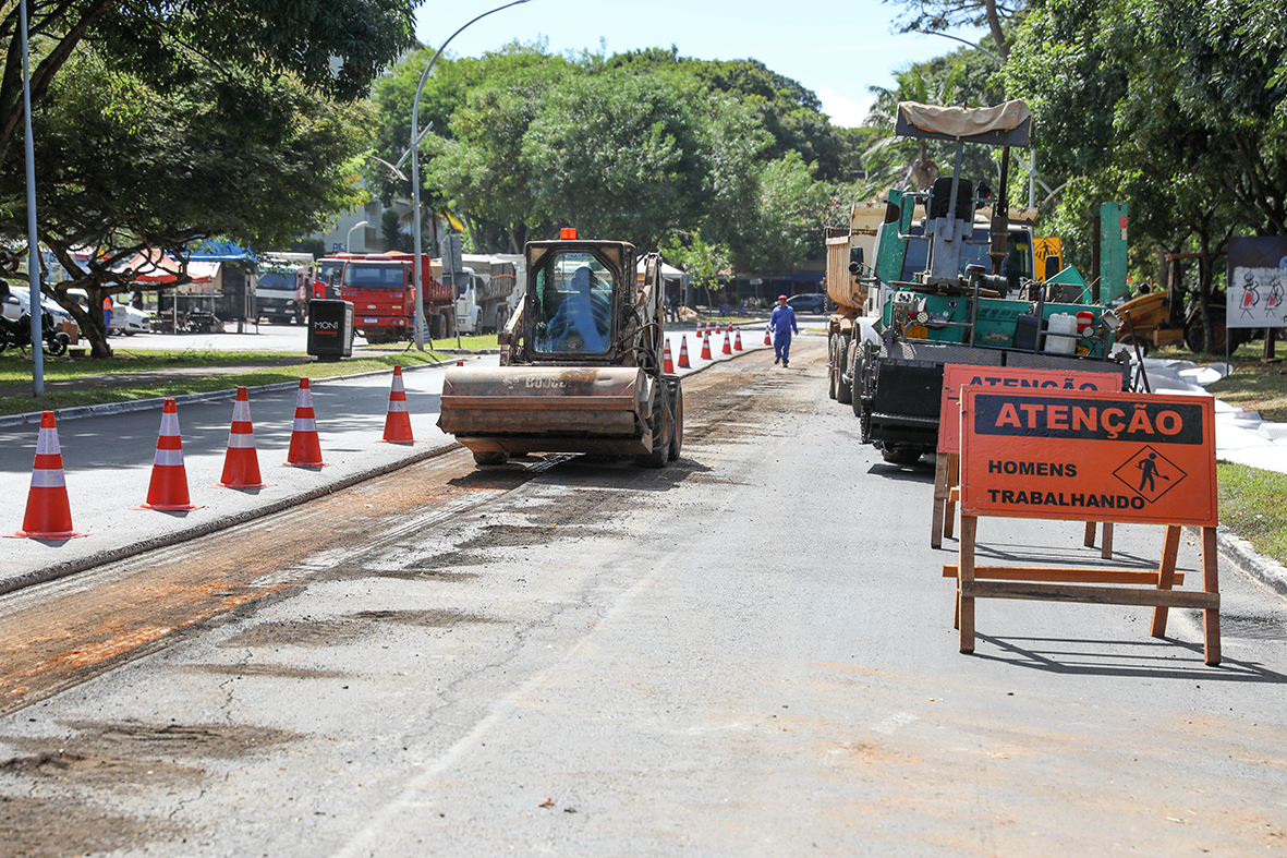 Equipes da Novacap trabalham em recuperação asfáltica na Asa Sul, com tecnologia que aumenta a vida útil do pavimento | Fotos: Paulo H. Carvalho/Agência Brasília