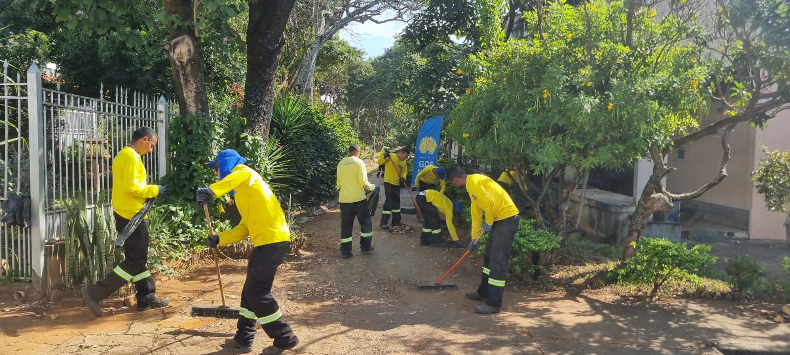 Retirada de folhas secas, galhos e material orgânico na Asa Norte: atuação das equipes é trabalho preventivo para a saúde pública | Foto: Divulgação/Administração Regional do Plano Piloto