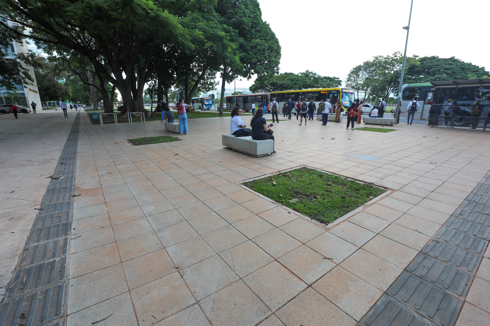 A rota acessível da Esplanada foi equipada com pisos táteis e direcionais, lixeiras, espaços para bicicletas e bancos | Foto: Joel Rodrigues/Agência Brasília