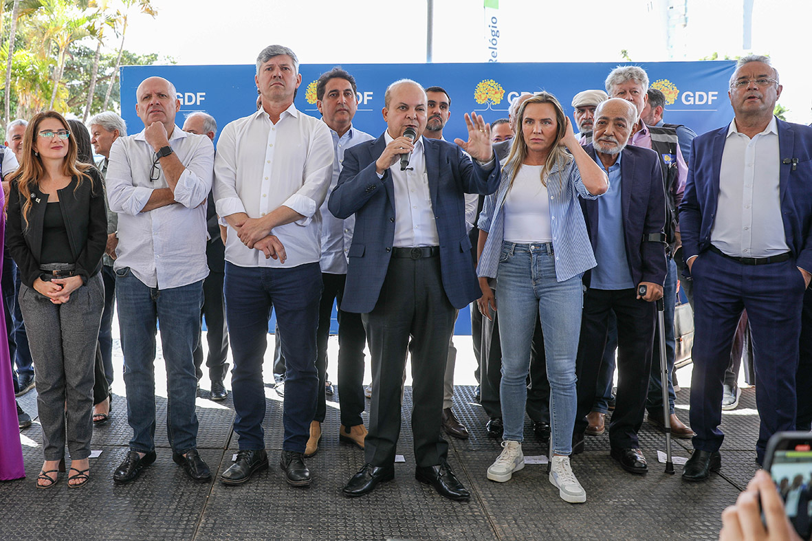 O governador Ibaneis Rocha devolveu uma Praça do Relógio totalmente repaginada à população, nesta quinta-feira (5) | Fotos: Lúcio Bernardo Jr./Agência Brasília