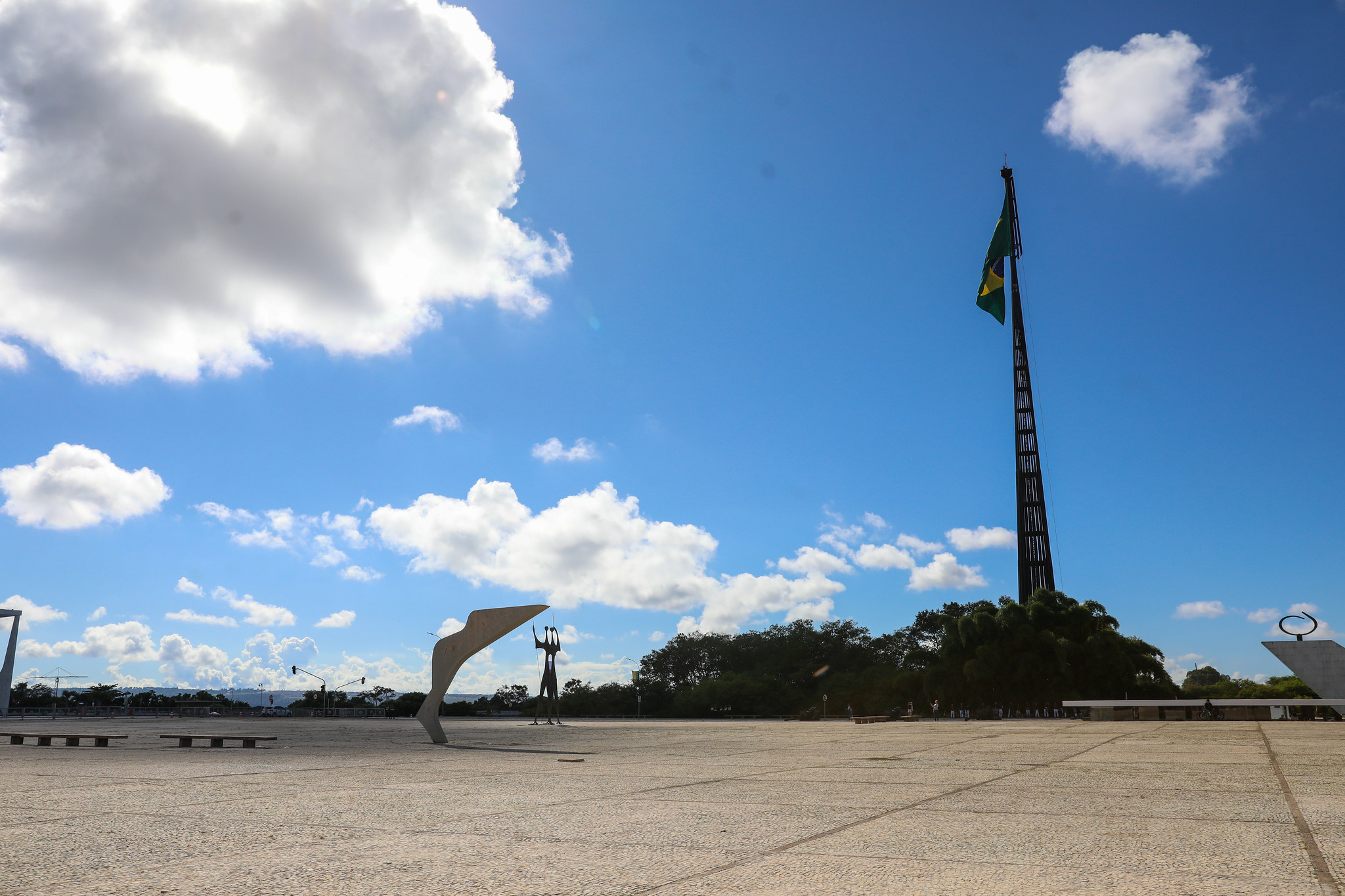 Edital publicado nesta sexta-feira (27) visa à contratação de serviços especializados de manutenção do sistema de hasteamento da Bandeira Nacional na Praça dos Três Poderes | Foto: Paulo H. Carvalho/Agência Brasília