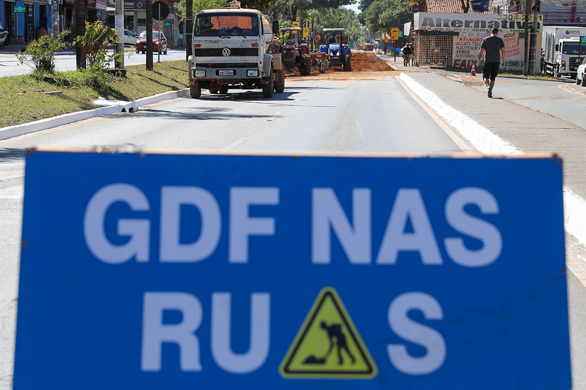 O asfalto da Rua dos Transportes será totalmente substituído pelo programa GDF nas Ruas | Fotos: Paulo H. Carvalho/Agência Brasília