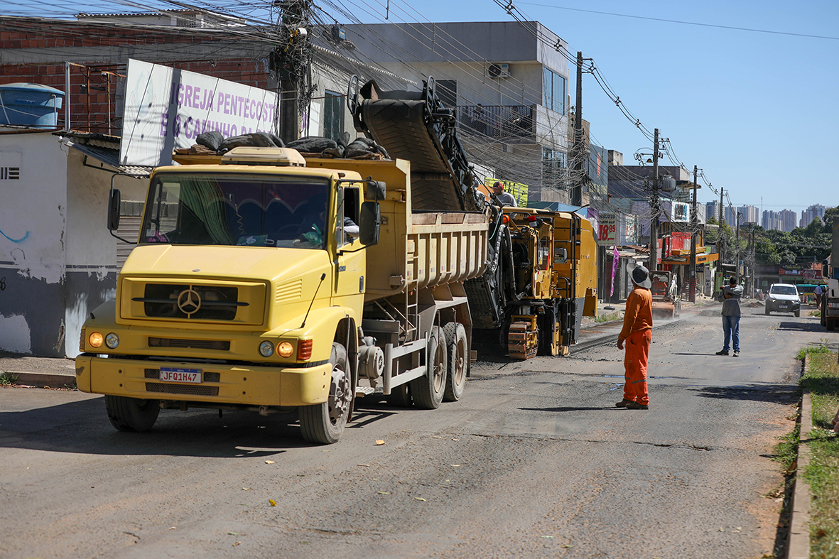 A Avenida Brasília, em Arniqueira, passa por obras de manutenção, que incluem troca do asfalto e intervenções na iluminação pública | Fotos: Matheus H. Souza/Agência Brasília