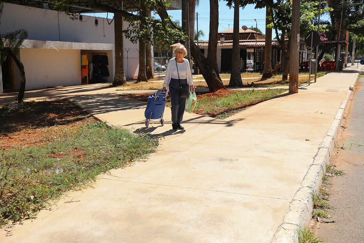 Nilcéa Rocha comemora as novas calçadas construídas no Cruzeiro: “Está muito bom para andar. A pessoa pode caminhar tranquila” | Fotos: Paulo H. Carvalho/Agência Brasília