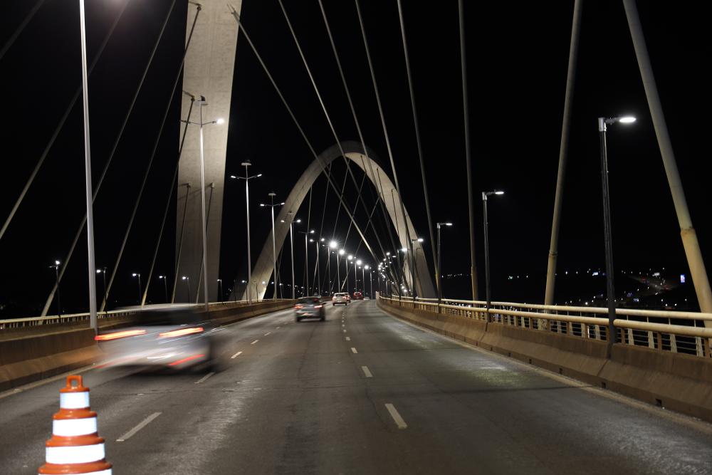 Trânsito chegou a ser interrompido para as obras durante a madrugada, mas já está liberado | Foto: Divulgação/Novacap