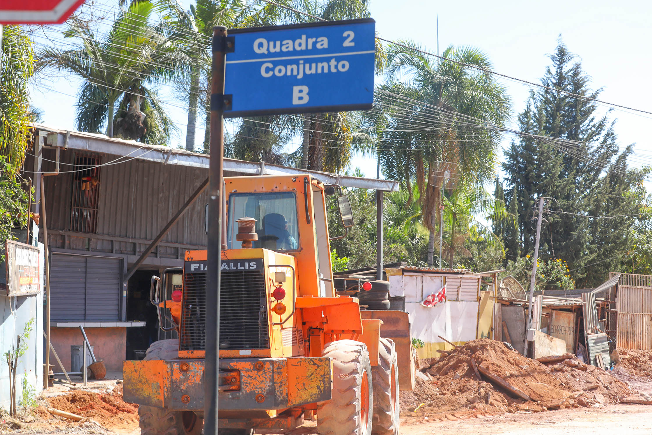 Após a retirada do pavimento antigo, via está pronta para o preparo do terreno e aplicação de novo material | Fotos: Joel Rodrigues/Agência Brasília