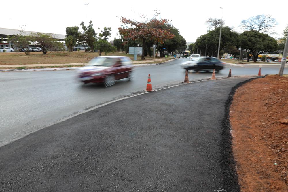 Com a mudança na rotatória, foi criada meia faixa para quem precisa de passar reto pela rodoviária no sentido da BR-020 e a pista lateral fica com a direita livre | Fotos: Lúcio Bernardo Jr./Agência Brasília